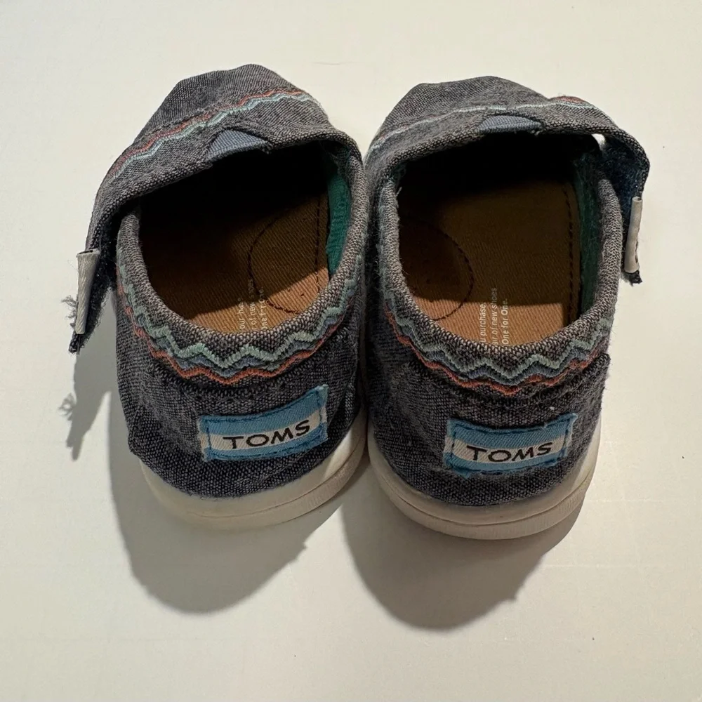 TOMS Tiny Bimini Slip-On Shoes, size T4.